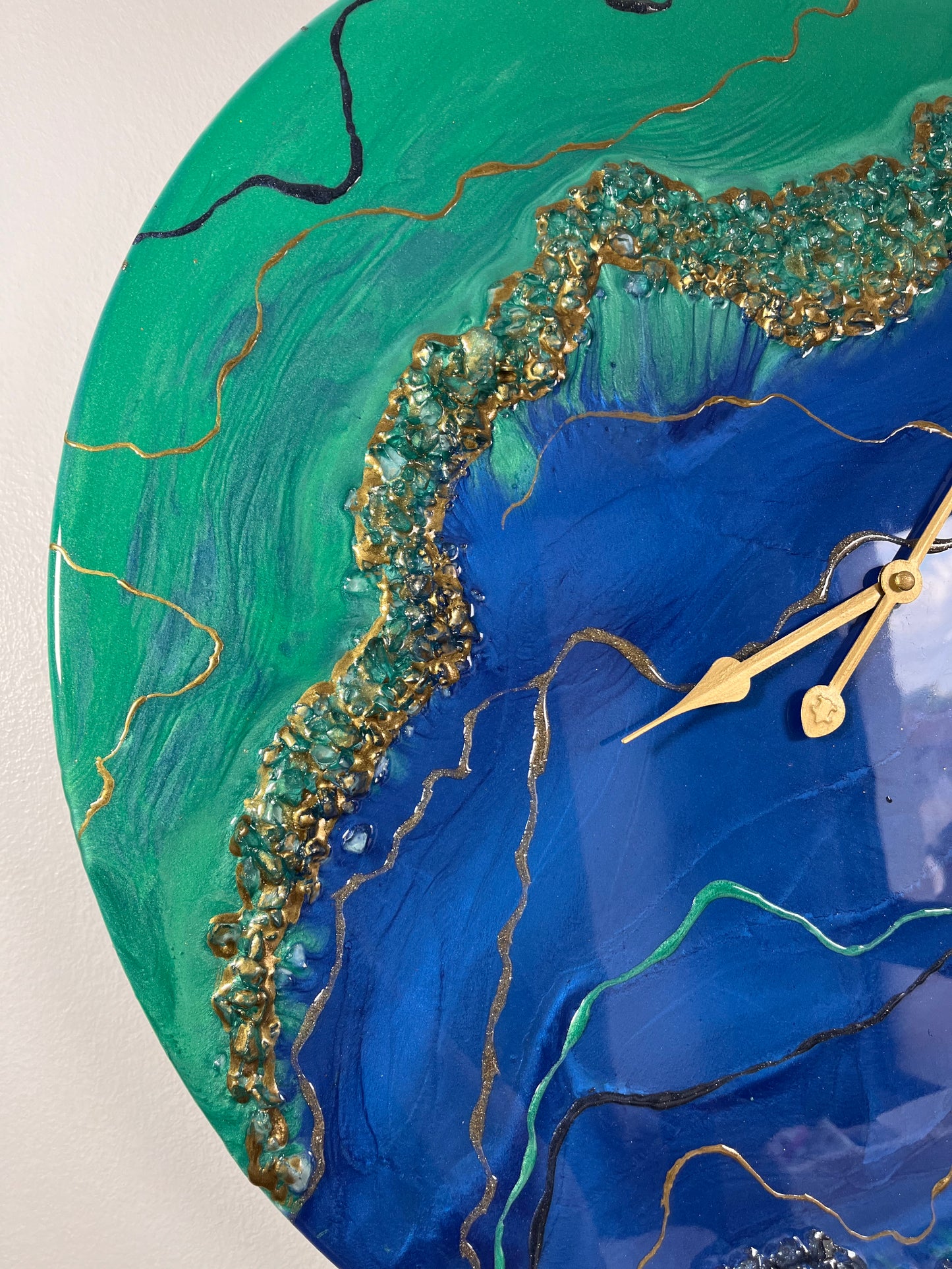 Horloge Bleu océan et vert en résine
