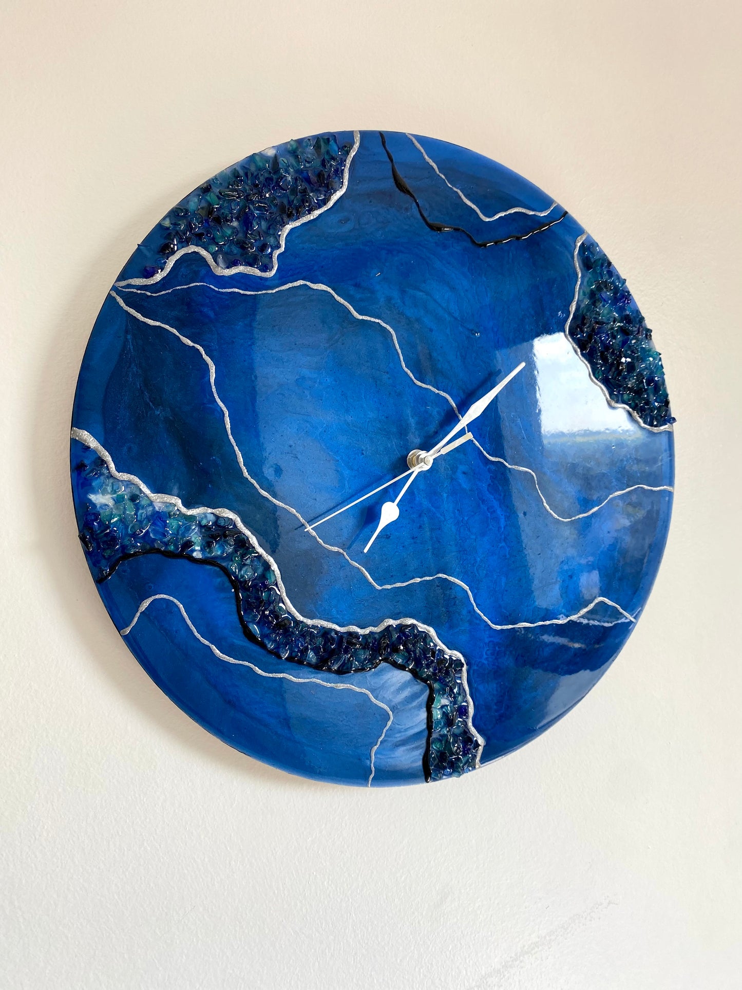 Horloge Bleu océan et noir en résine