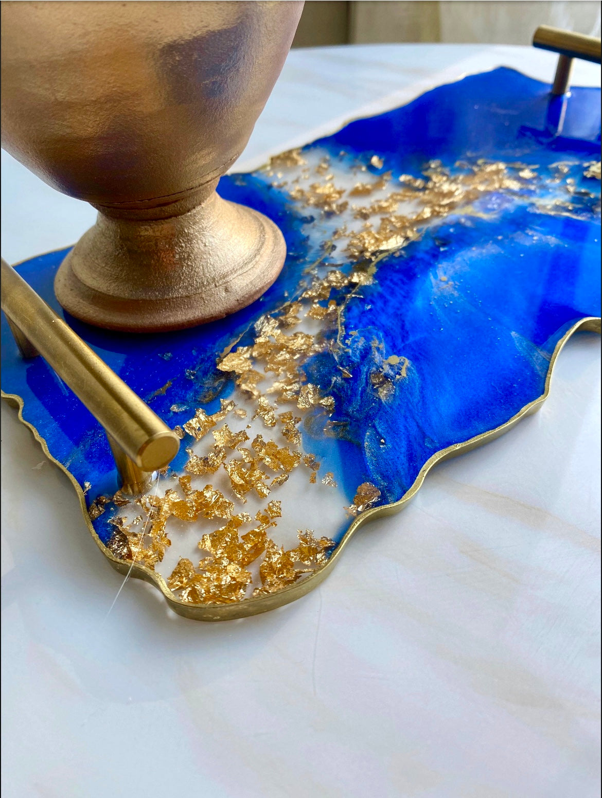 Plateau en résine Bleu royal et or de grande et petite taille avec feuille d’or