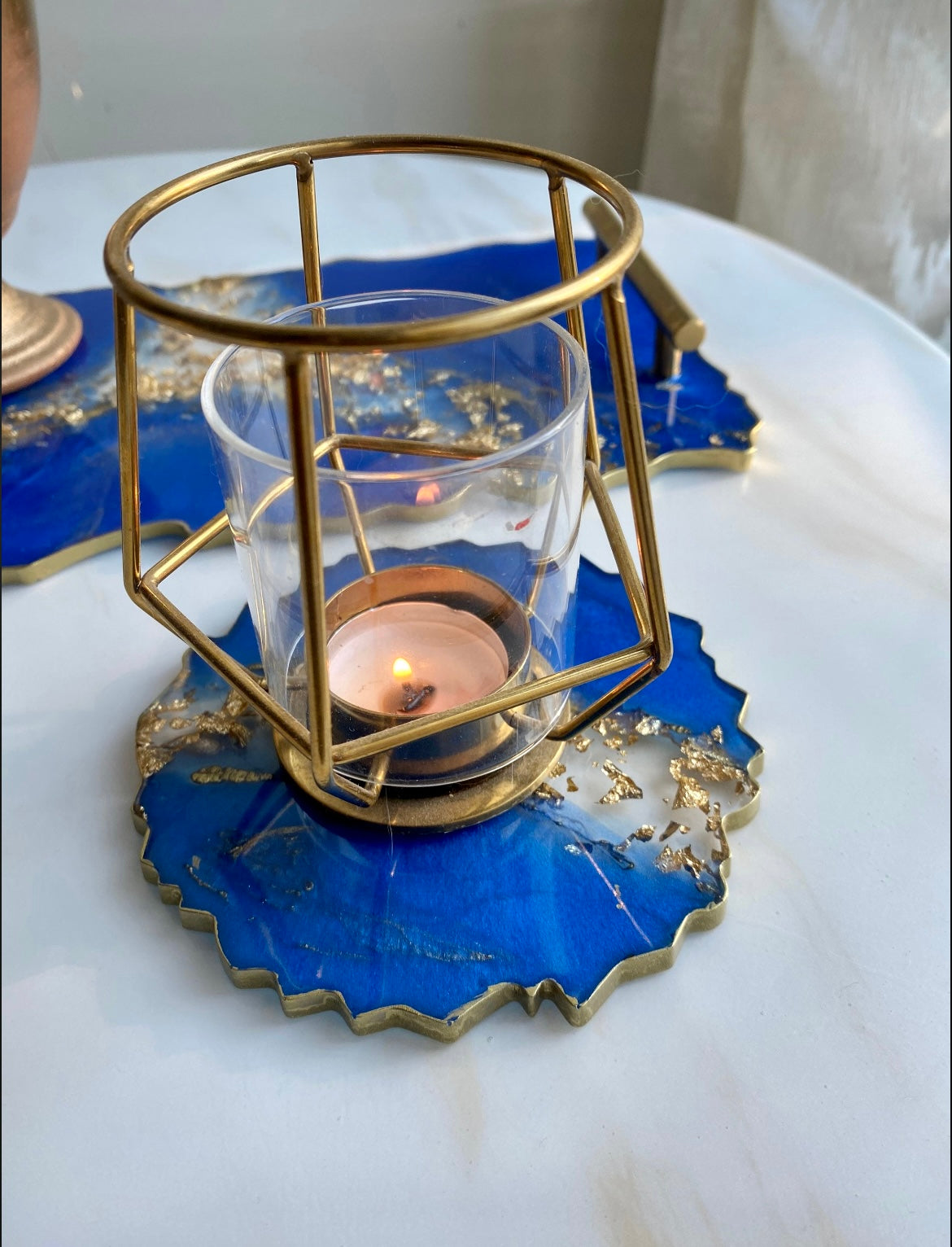 Plateau en résine Bleu royal et or de grande et petite taille avec feuille d’or