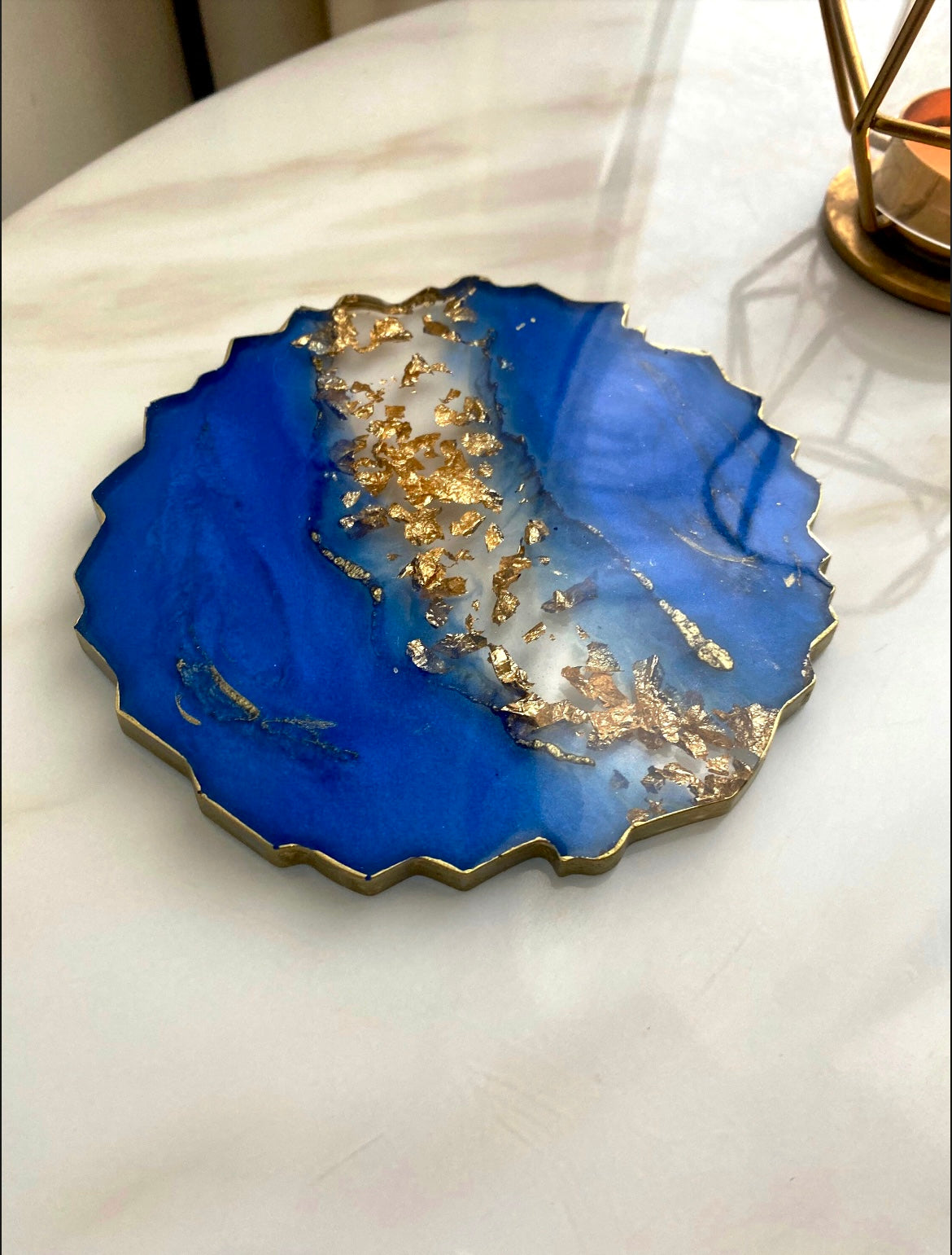 Plateau en résine Bleu royal et or de grande et petite taille avec feuille d’or