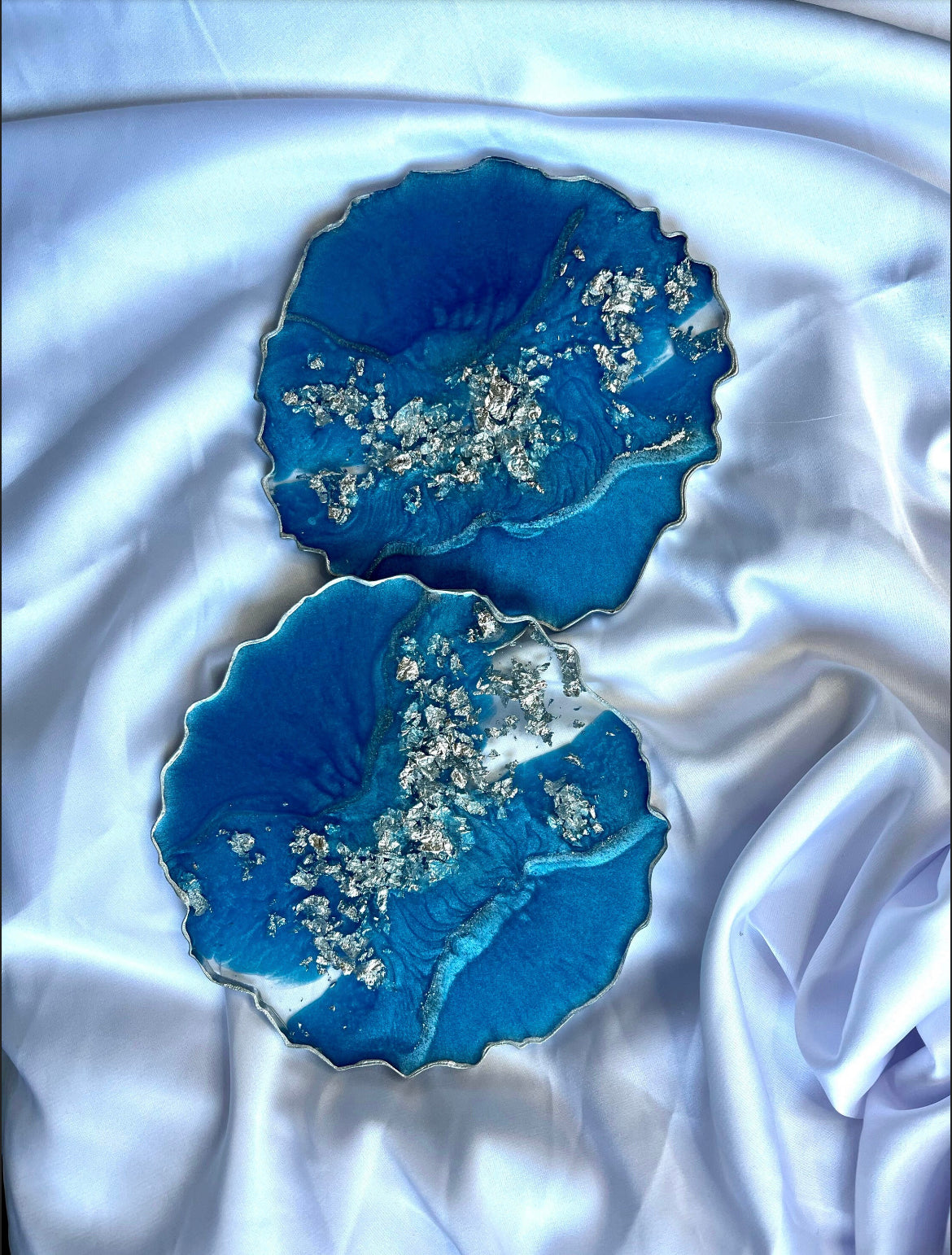 Plateau en résine Bleu océan et argent de grande et petite taille avec feuille d’argent