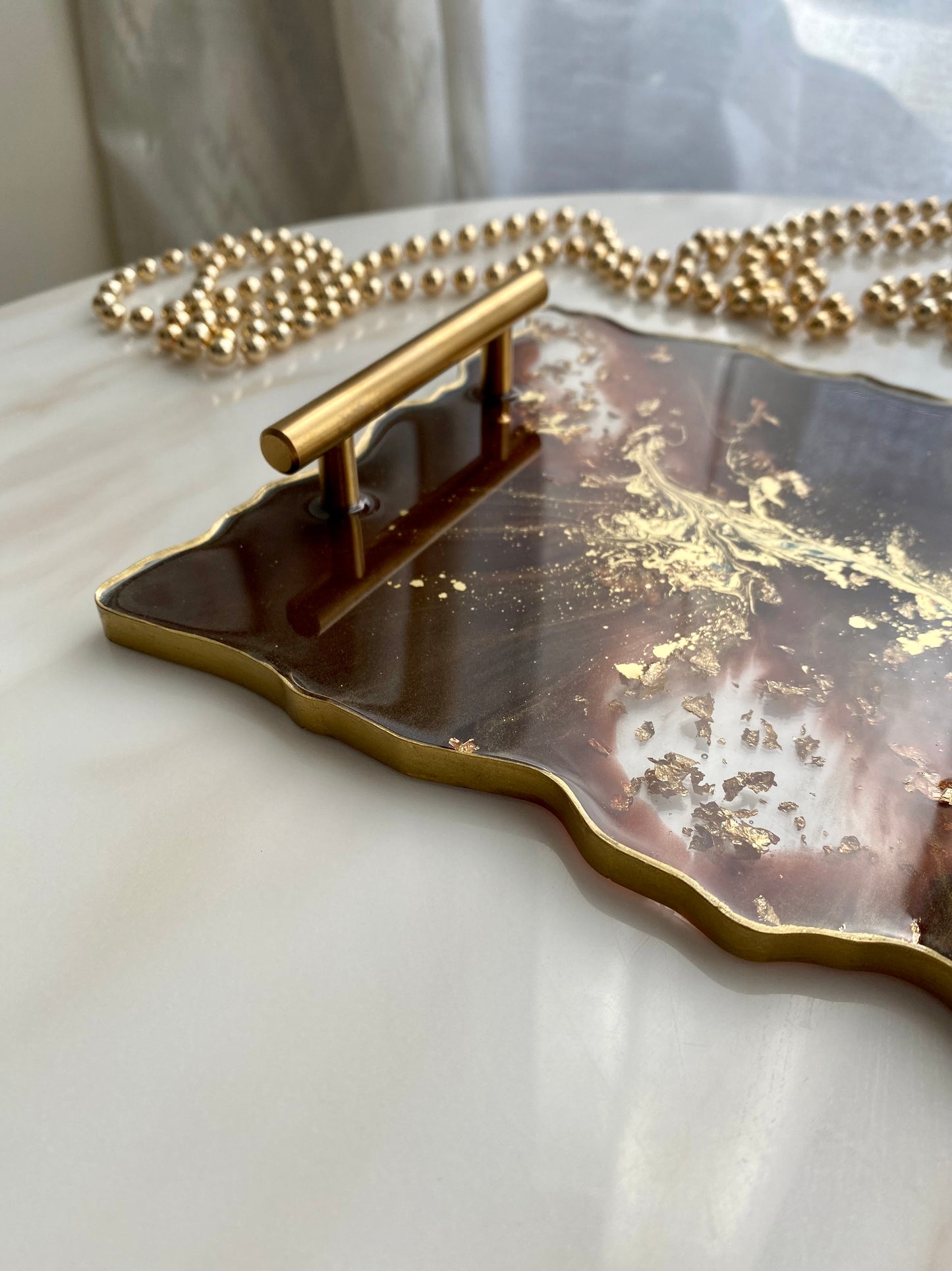 Plateau en résine marron et or de grande et petite taille avec feuille d’or